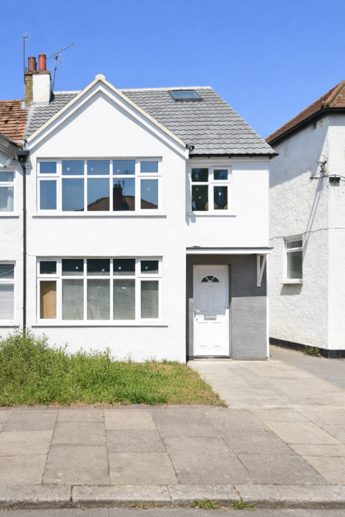 106 Beechmount Avenue W7 3AQ - Available Now!