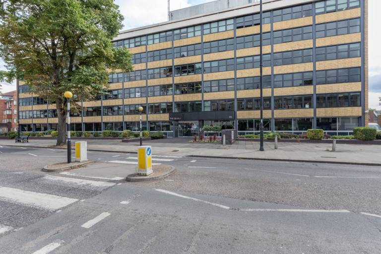 London - N14 6BN \ Office for Rent with 2 Workstations