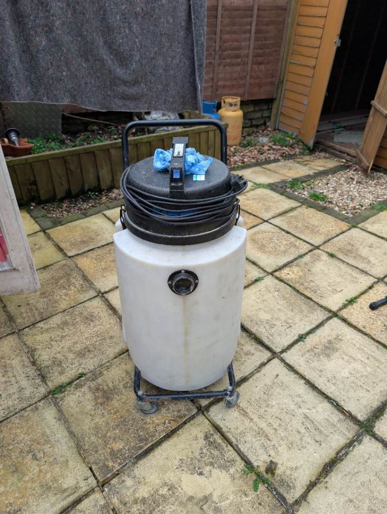 Large Wet and Dry Industrial Vacuum Cleaner – Fair Condition