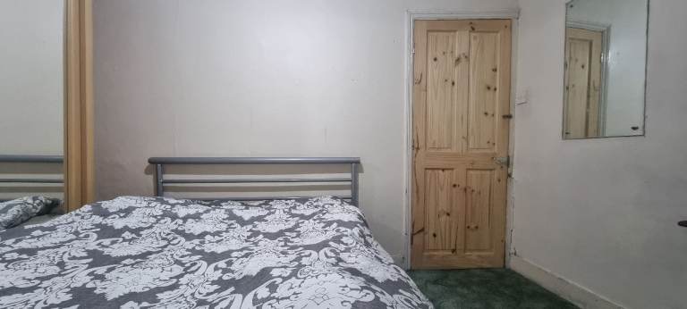 Double bedroom - 5 minute walk to Slough station