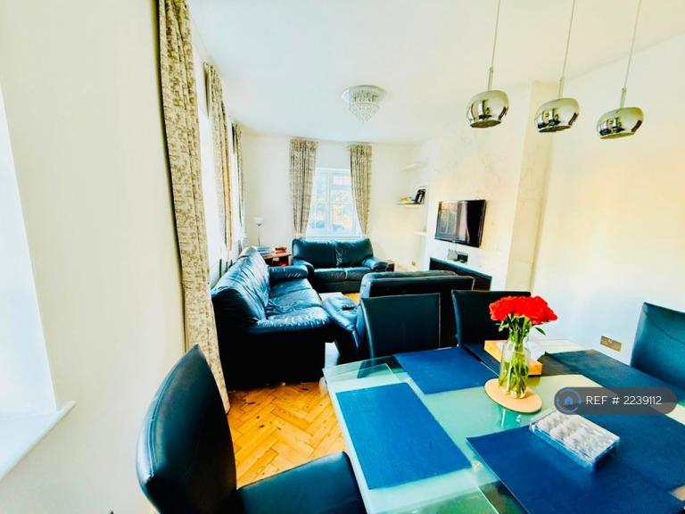2 bedroom flat in Burnham Court, London, NW4 (2 bed) (#2239112)