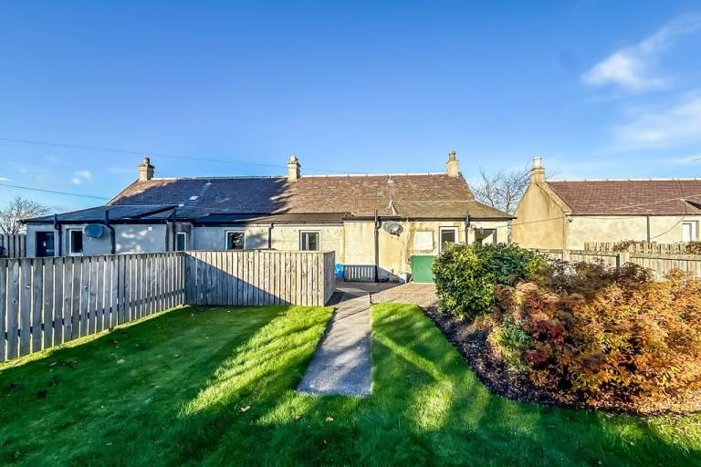 Delightful, 2 bedroom, main door cottage in Carberry, East Lothian – available NOW