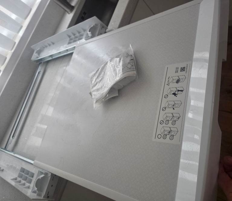 Samsung SKK-UDW Stacking Kit. Washing machine and dryer shelf between– White. Brand New