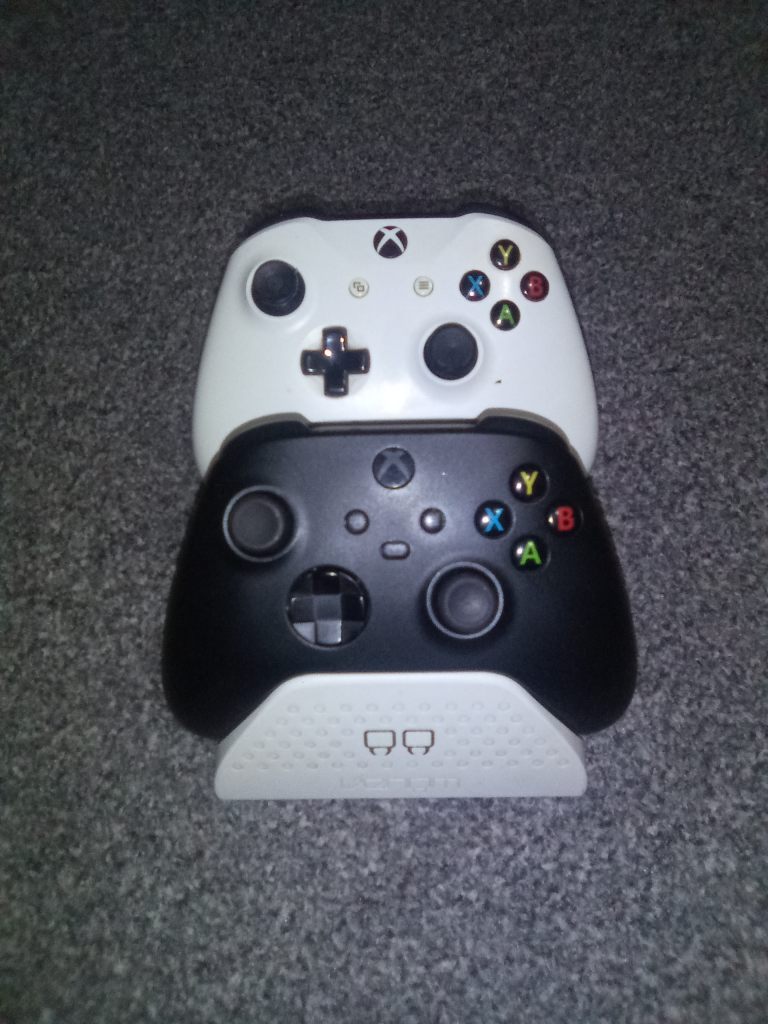 2Xbox one wireless Controllers with Dual Charging Docking station – Good Condition