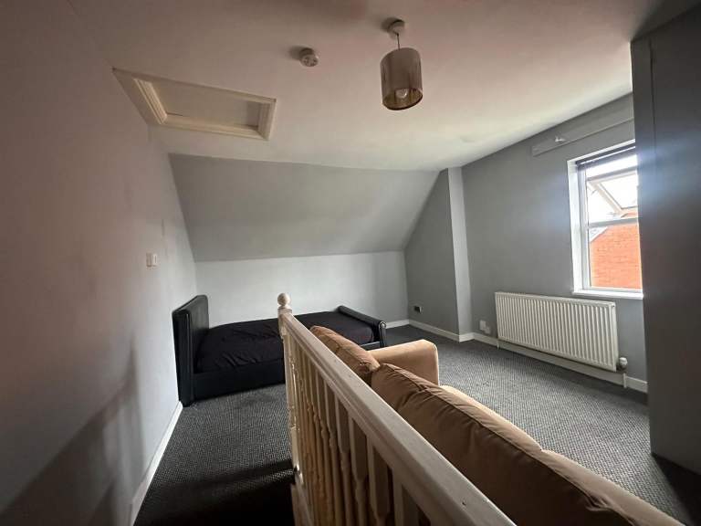 1 bedroom studio flat kidderminster walking distance from train station all bills included