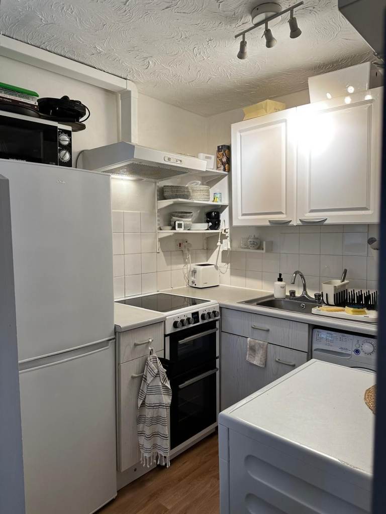 Nice 1 bedroom property with massive BALCONY for rent in best location in Walthamstow! 