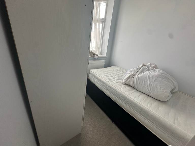 3/4 BEDROOM HOUSE PARTLY FURNISHED WITH GARDEN IN KENTON FOR RENT 