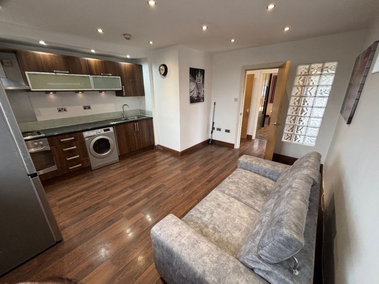 1 BED LUXURY APARTMENT NEXT TO DEWSBURY HOSPITAL **WITH PARKING**