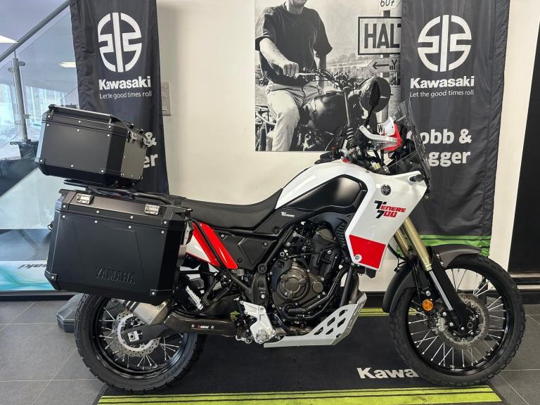 YAMAHA TENERE 700- AKRAPOVIC-PANNIERS-TOP BOX