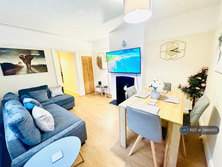 2 bedroom flat in Kenilworth Road, Ashford, Surrey, TW15 (2 bed) (#2986305)