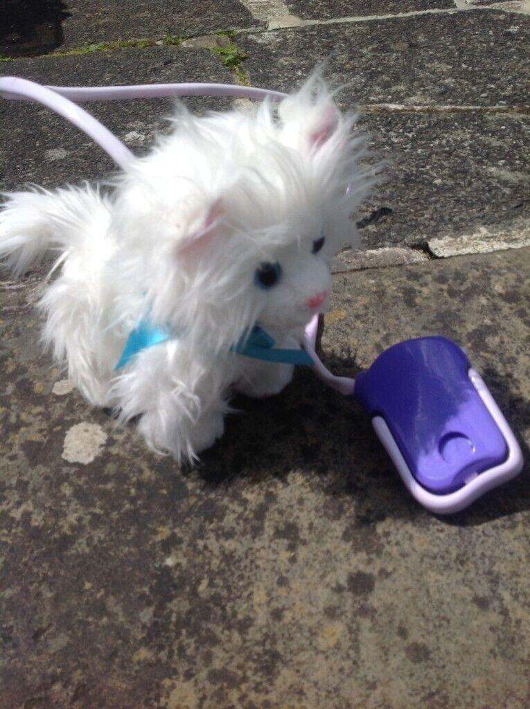 Animagic walking cat toy with light up lead