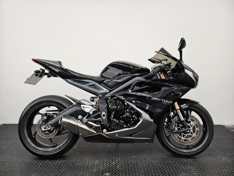 TRIUMPH DAYTONA 675 * EVOTECH TAIL TIDY - TINTED SCREEN - MOT UNTIL JULY 2027 *