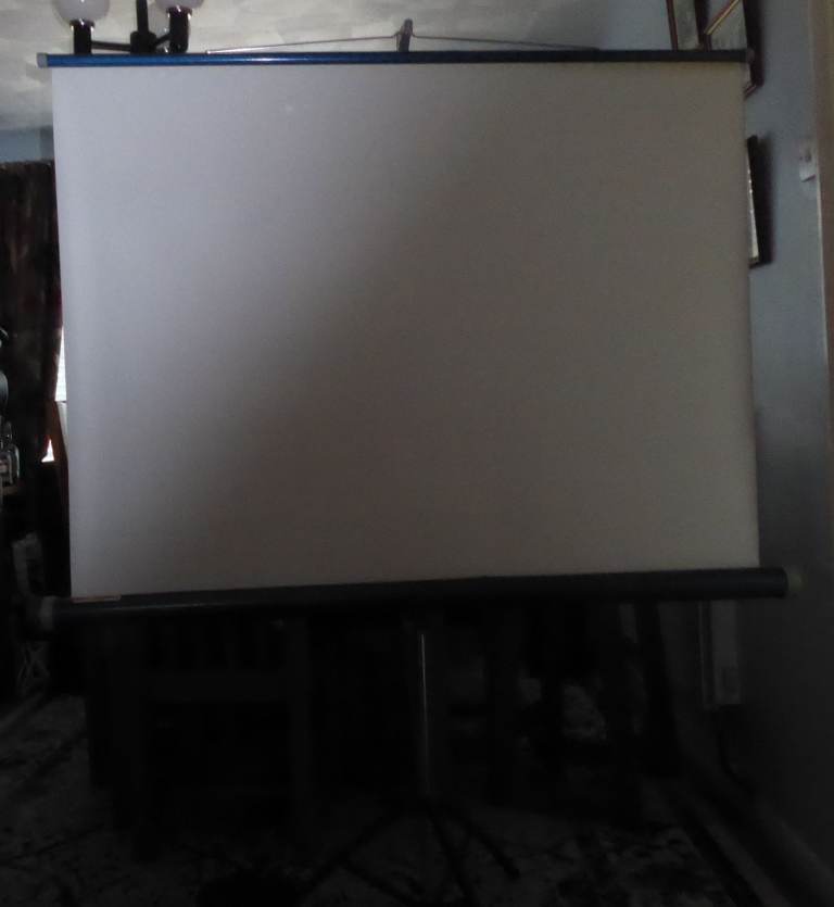 Tripod projector screen