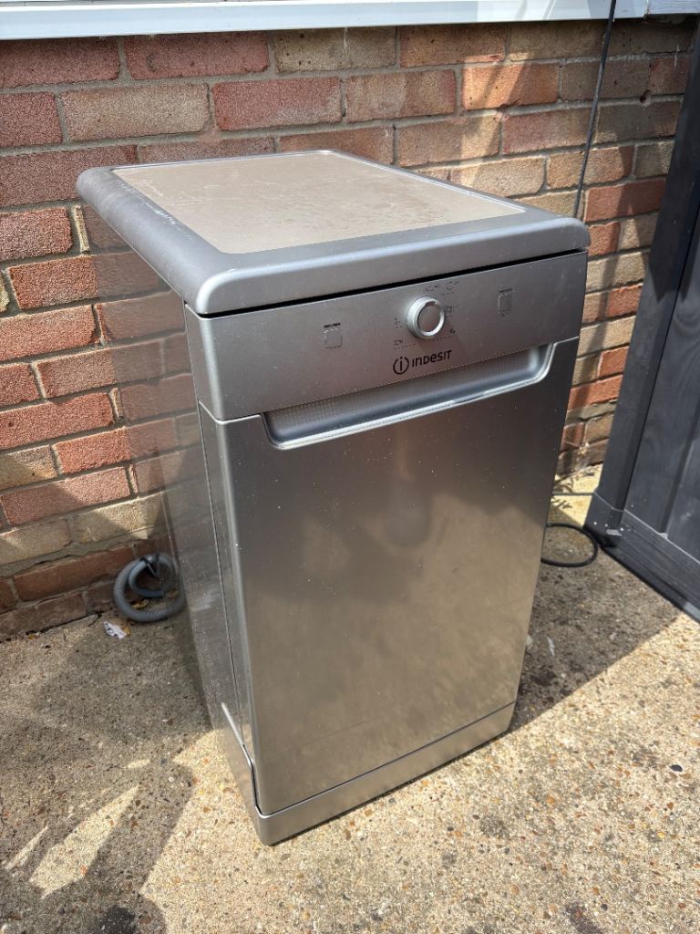 Indesit Dishwasher – Silver, Good Condition