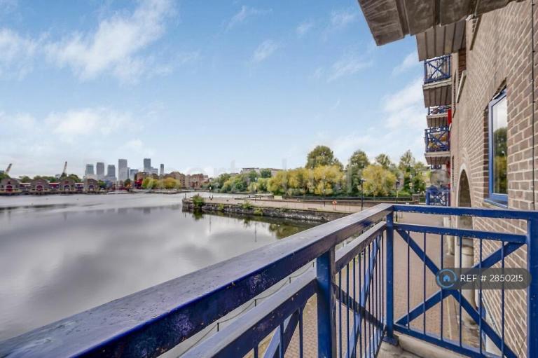 2 bedroom flat in Maynards Quay, London, E1W (2 bed) (#2850215)