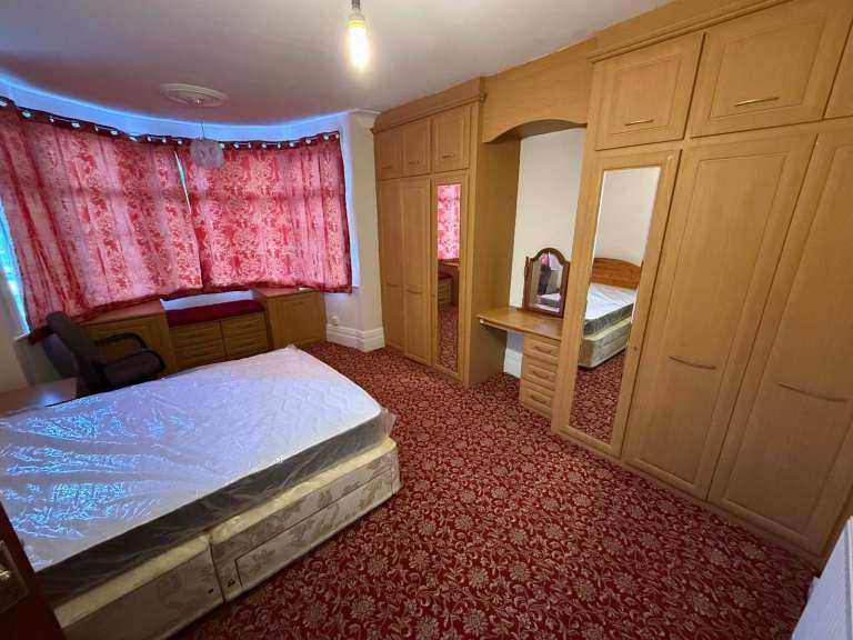 Beautiful 2 bedroom first floor with 2 bathroom flat available to let at Park Avenue Ilford IG1, 