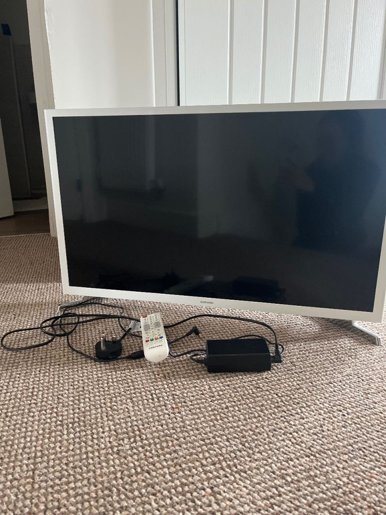 Samsung 32-inch Smart TV – White, Good Condition