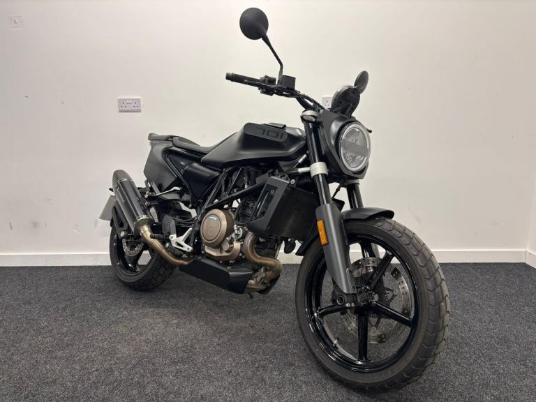 HUSQVARNA SVARTPILEN 701 ** 12 MONTHS MOT - FULL HISTORY - AKRA EXHAUST **