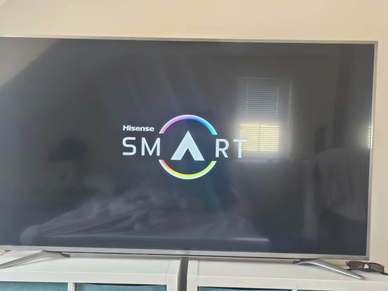 Hisense H65M5500 65-inch 4K Ultra HD Smart TV - great condition.