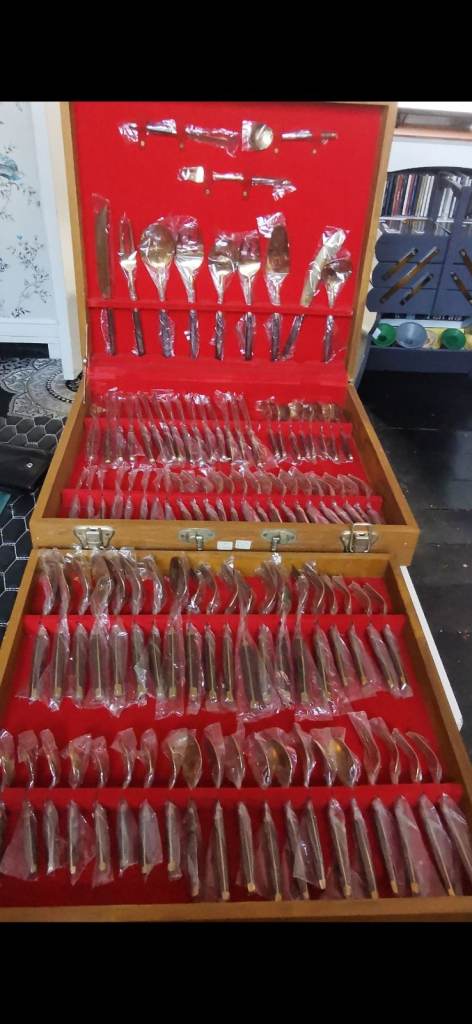 100 Piece Cutlery Set Goldtone boxed. 