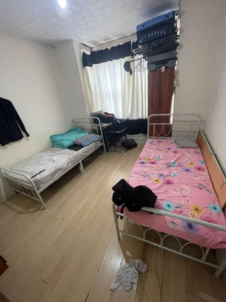 LARGE  DOUBLE ROOM FOR RENT