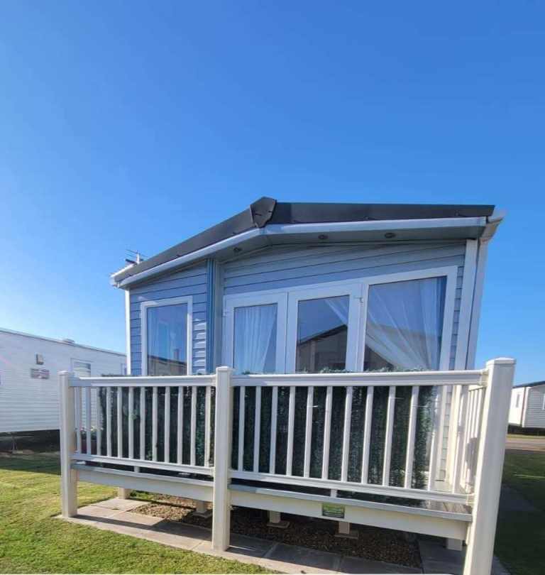 MODERN 6 BERTH CARAVAN, GOLDEN SANDS, MABLETHORPE, DECKING AND EN-SUITE