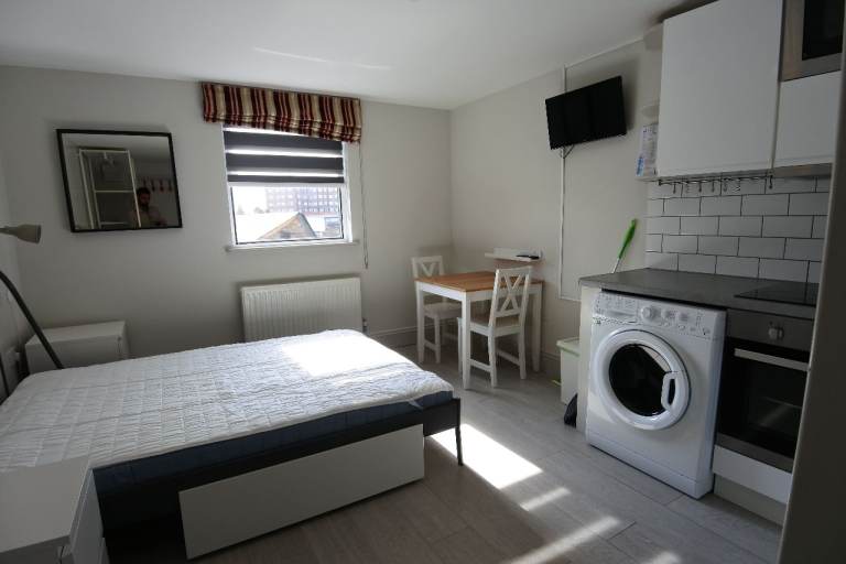 Second floor studio flat to rent on Cricklewood Broadway including all bills & use of wi-fi