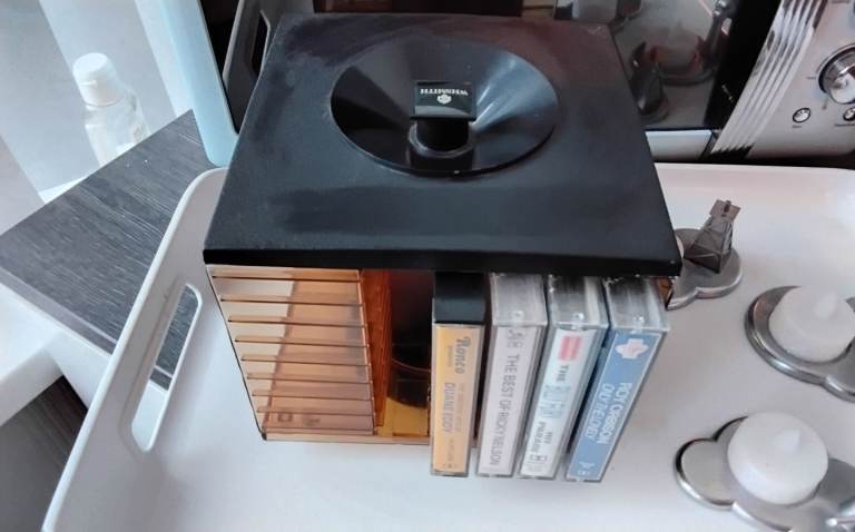 Vintage rotatating cassette storage stand cool & 4 cassettes 