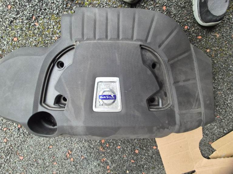 Volvo v40 2013 d3 engine cover