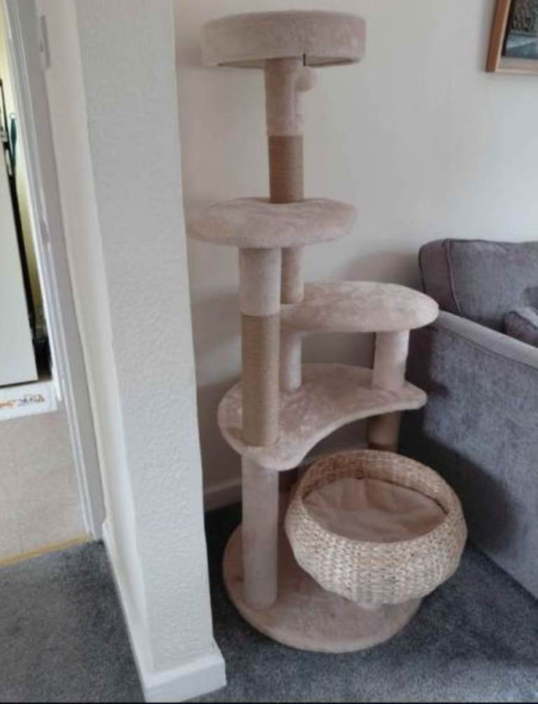 Felix multiple level cat tower 