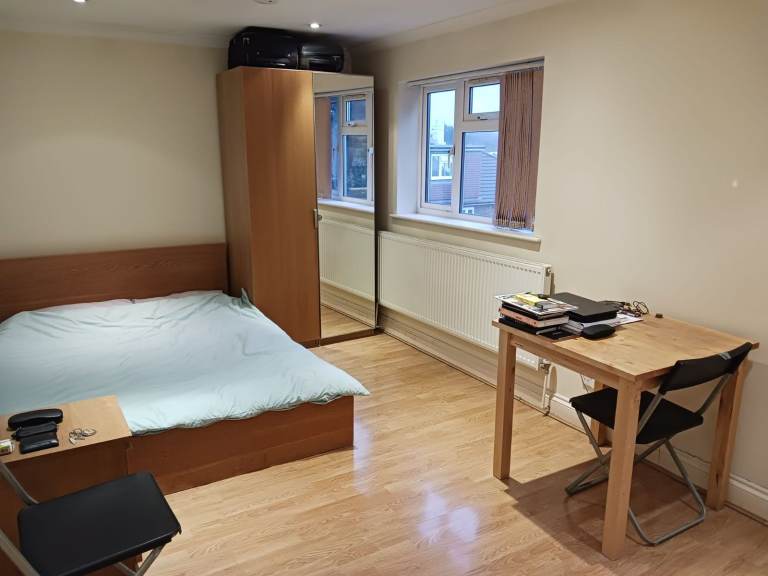 DOUBLE ROOM+ PRIVATE EN-SUITE SHOWER ROOM AVAILABLE - 7 Minutes walk to the BARNET HOSPITAL 