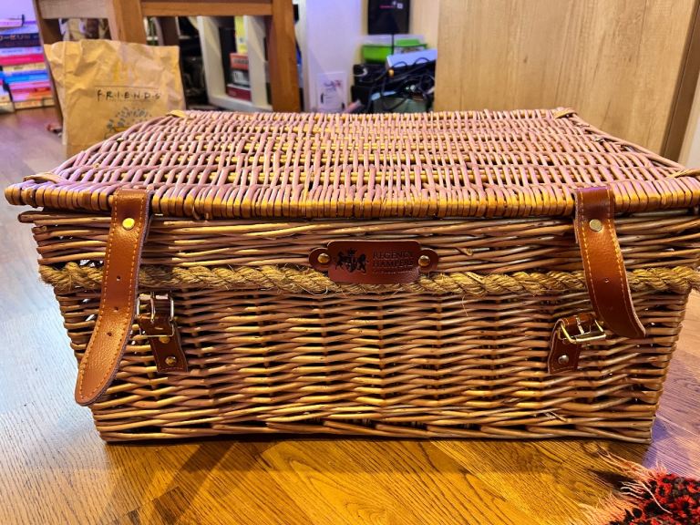 Large wicker hamper with handles 