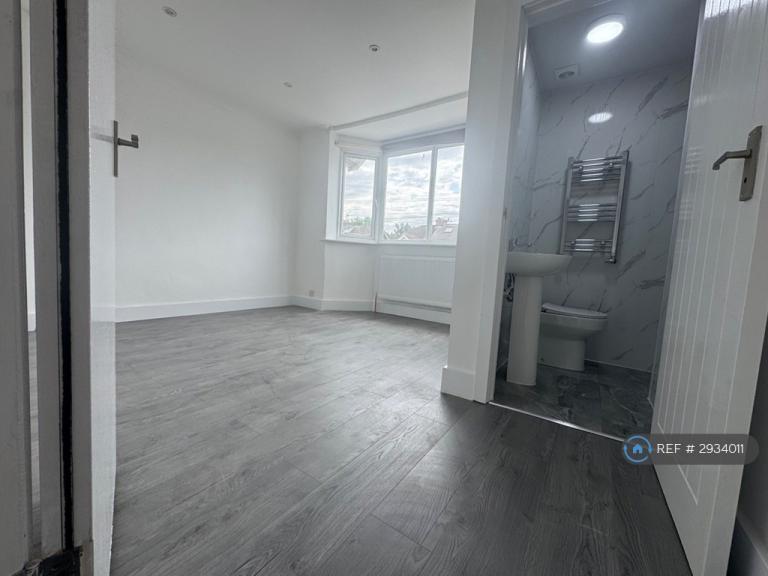 4 bedroom house in Cranleigh Road, Feltham, TW13 (4 bed) (#2934011)