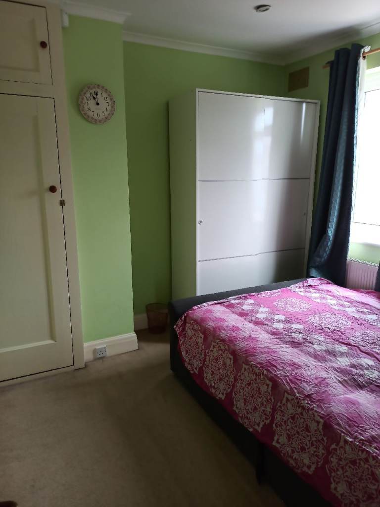 Spacious single room available in end of terrace house, within a short walk to South Ruislip Station
