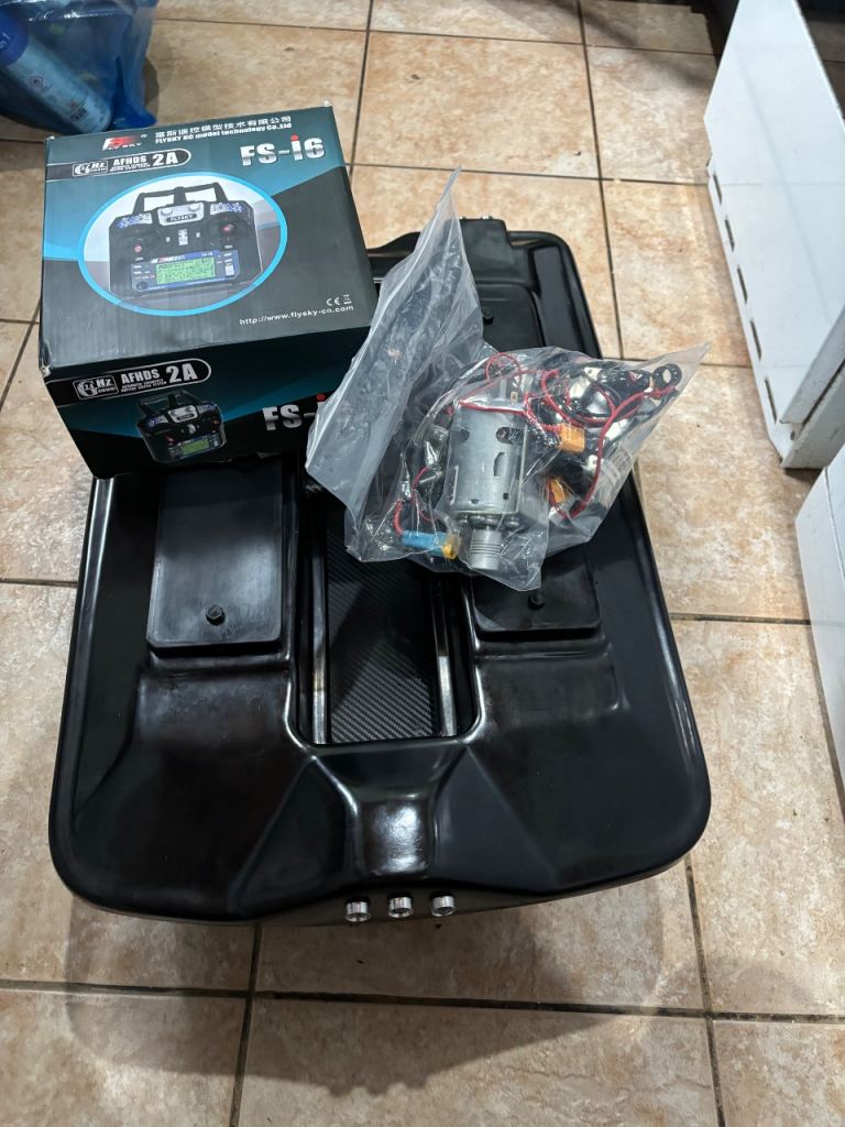 Bait boat hull and transmitter 