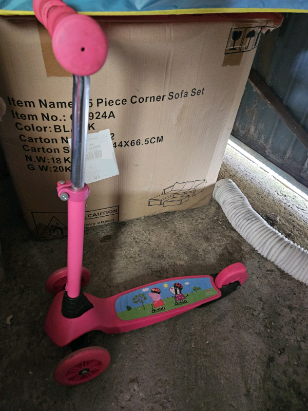 Childrens 3 wheeled scooter