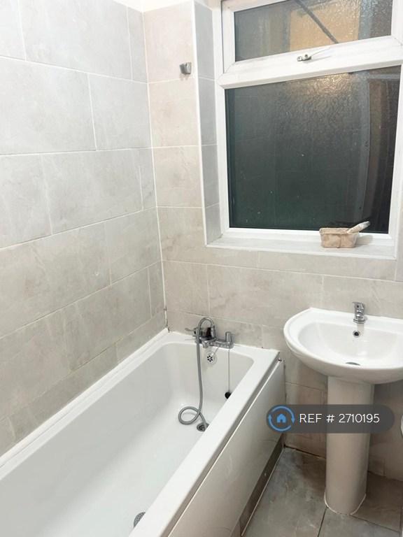 3 bedroom house in Chadwin Road, London, E13 (3 bed) (#2710195)