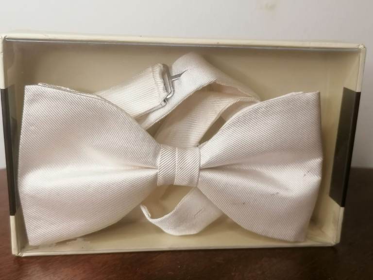 100%. Man's SILK Bow tie. Good condition. In box. As seen.