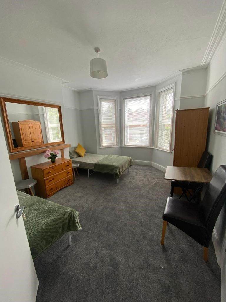 Ensuite Double room to let in a top floor flat in Charminster.