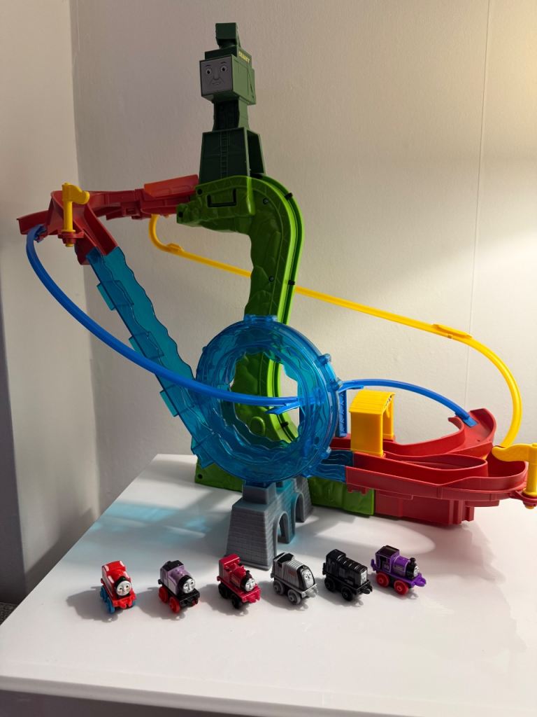 Thomas the tank engine motorized raceway with 6 minis trains