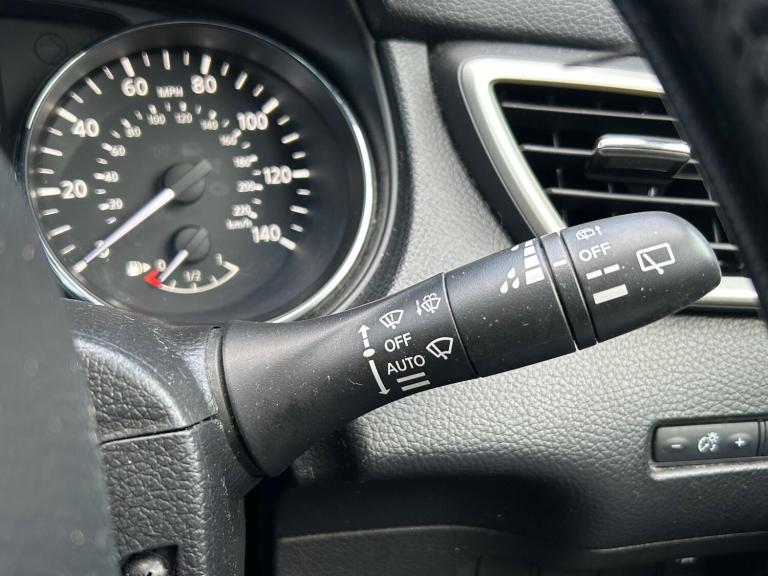 2015 Nissan Qashqai 1.6 DiG-T Tekna [Non-Panoramic] 5dr HATCHBACK PETROL Manual