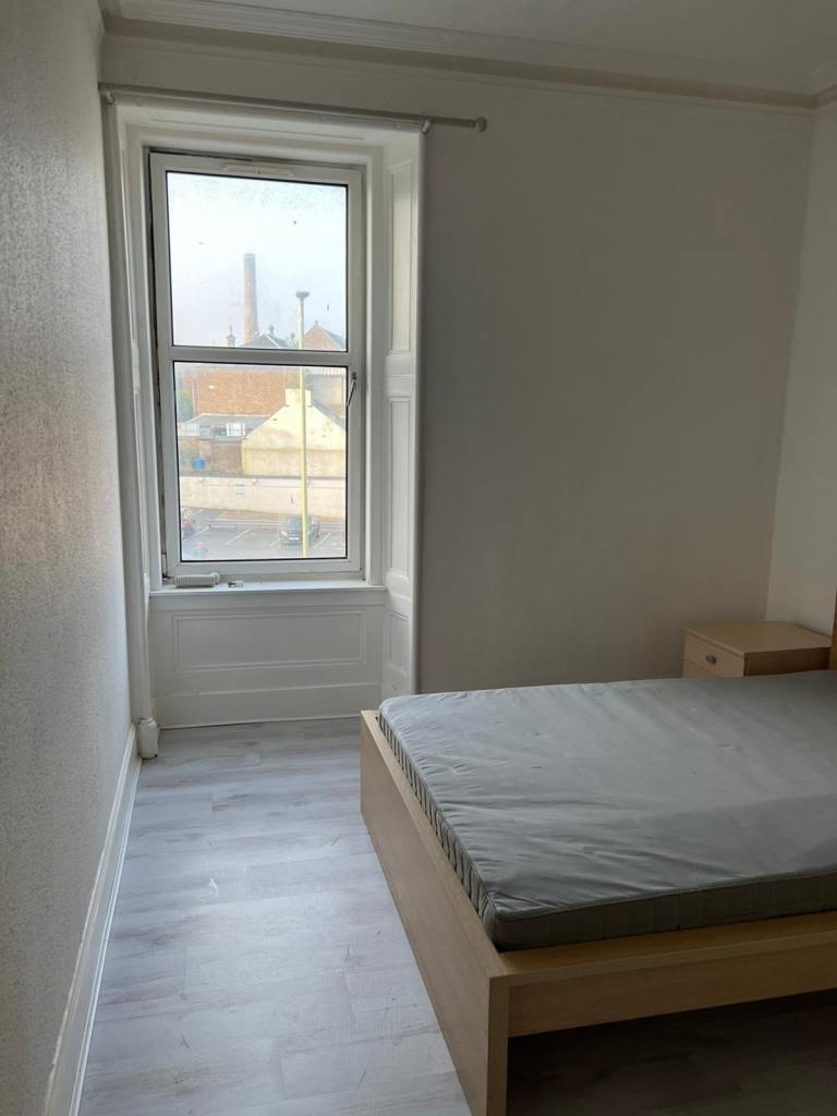 Bright 2-Bed Flat to Rent DD3 