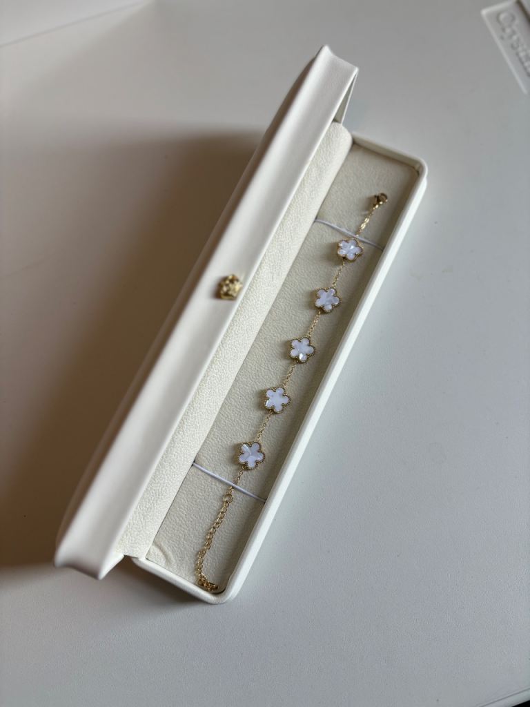 Very high quality stainless steel clover bracelet