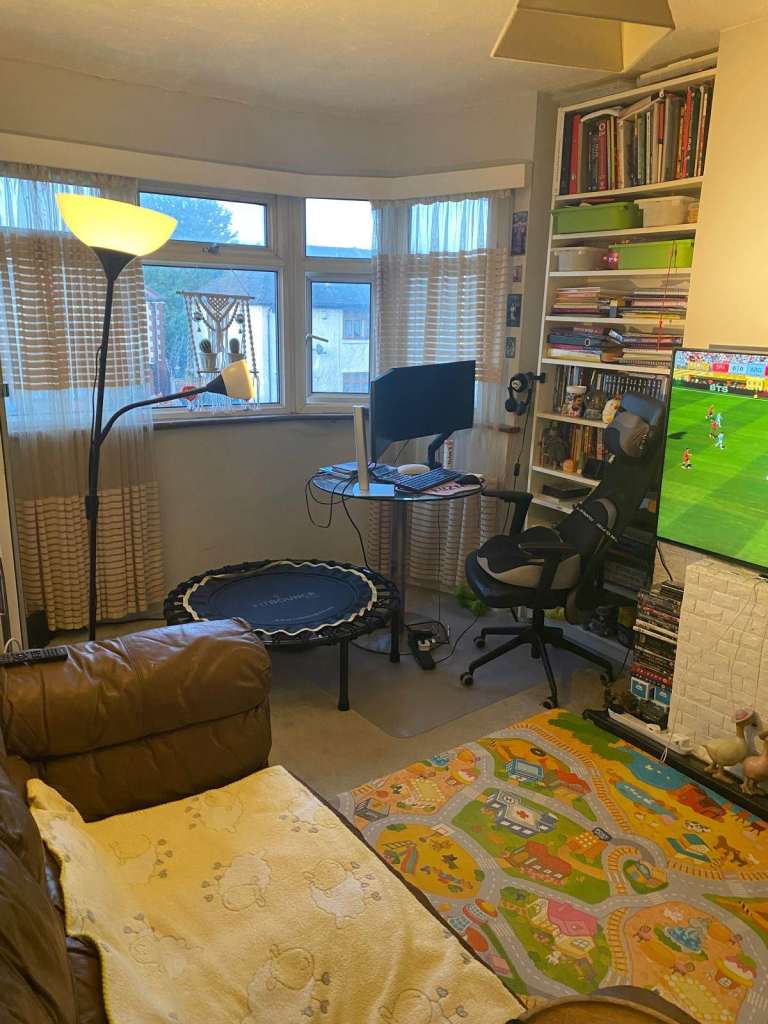 Nice Two Bed 1st Floor flat in Ilford Tomswood Hill in Failop, IG6 2HP