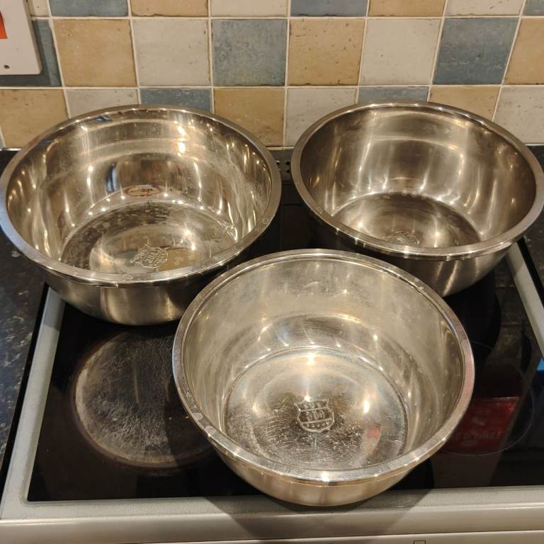 Stainless Steel Mixing Bowls and Colander Set – Good Condition