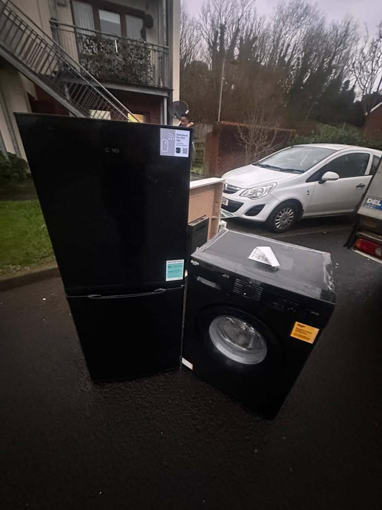 Black fridge freezer £170 excellent working condition 