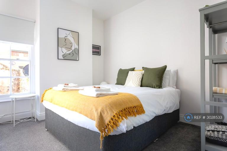 1 bedroom flat in Wellington Mews, Cheltenham, GL50 (1 bed) (#3028533)