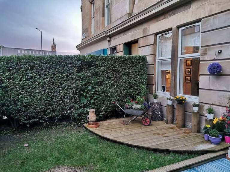 West End, Luxury main door 2bed fully furnished flat with private front garden