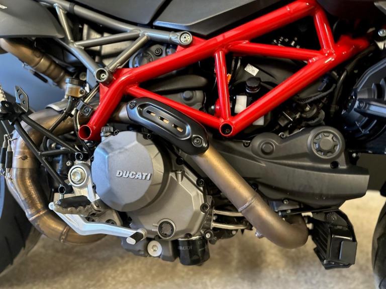 STUNNING LOW MILEAGE 2019/19 DUCATI HYPERMOTARD 950 MOTORCYCLE 