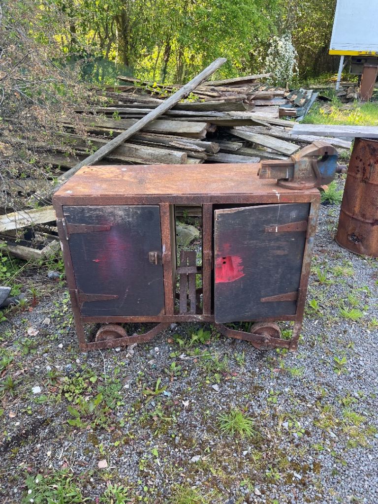 Old workbench,  moveable. Restoration 